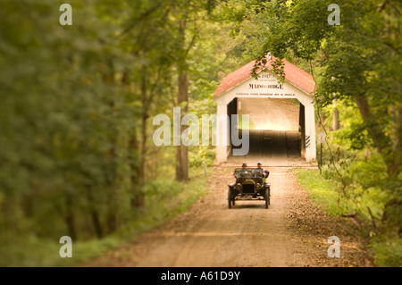 Oldtimer und Marshall bedeckt Brücke im Parke County Indiana die überdachte Brücke-Hauptstadt der Welt Stockfoto