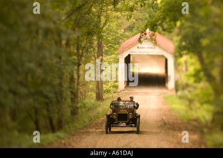 Oldtimer und Marshall bedeckt Brücke im Parke County Indiana die überdachte Brücke-Hauptstadt der Welt Stockfoto