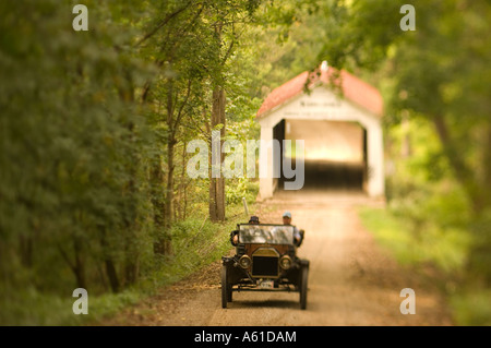 Oldtimer und Marshall bedeckt Brücke im Parke County Indiana die überdachte Brücke-Hauptstadt der Welt Stockfoto