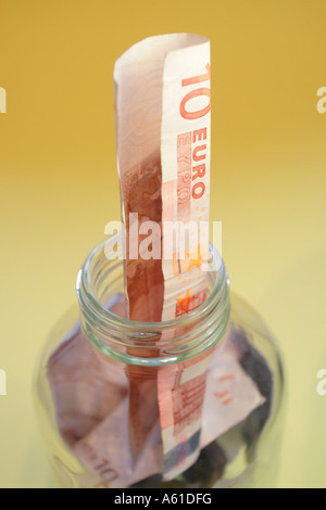 Sparen Geld 10-Euro-Banknote in Glas Einsparungen Stockfoto