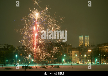Feuerwerk vor Kirche, München, Bayern, Deutschland Stockfoto