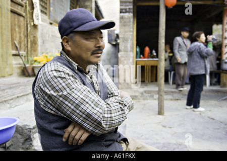 CHINA Chuandixia Besitzer eines kommunalen Restaurants in einem traditionellen Bauernhaus aus Stein Stockfoto