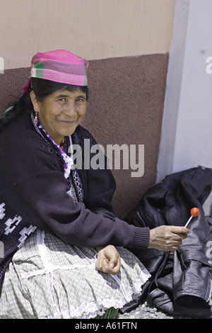 GUATEMALA CAPELLANIA indigenen Maya-Quiche Seniorin im traditionellen Kleid und Schürze Stockfoto