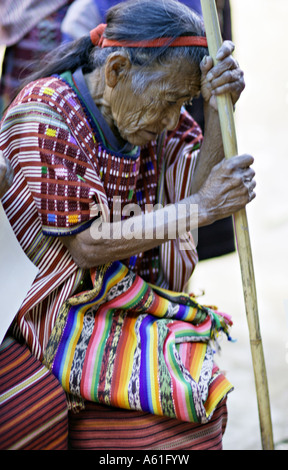 ACAL GUATEMALA eine Seniorin Maya Mam offensichtlich Schmerzen lehnt sich auf ihren Gehstock Stockfoto