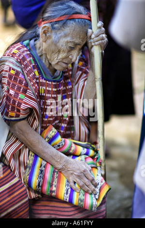 ACAL GUATEMALA eine Seniorin Maya Mam stützte sich auf ihren Gehstock in offensichtlichen Schmerzen Stockfoto