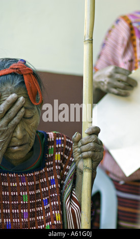 ACAL GUATEMALA eine Seniorin Maya Mam offensichtlich Schmerzen Stockfoto