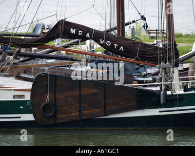 Historische niederländische flach unten Boot zum Verkauf in der historischen Fluss Port Woudrichem Noord Brabant den Niederlanden angeboten Stockfoto