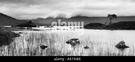 Schwarz / weiß-Panorama-Bild der Ba Loch Rannoch Moor in den schottischen Highlands, eingehüllt von moody grauen Himmel. Stockfoto