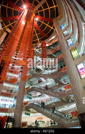 Nachschlagen im zentralen Atrium XI China JMH2572 innen Xian-Kaiyuan-Einkaufszentrum Stockfoto