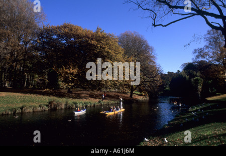 Schöne Szene von Bootfahren genannt Stechkahn fahren auf der romantischen Avon River Christchurch in kleinen malerischen Innenstadt in Neuseeland Stockfoto