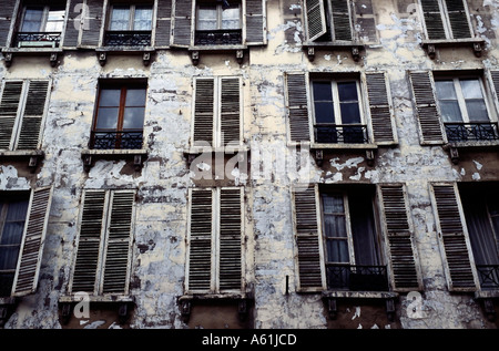 Verfallene Villa Fenster und Fensterläden in Le Marais, Paris, Frankreich. Stockfoto