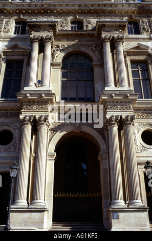 Äußeren Bögen und Säulen von Le Louvre. Paris, Frankreich Stockfoto