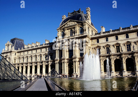 Wasserspiel und Brunnen außerhalb das Kunstmuseum Louvre. Paris, Frankreich Stockfoto