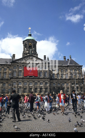 Royal Palace Altbau mit Menschenmassen in Amsterdam Holland Niederlande Stockfoto