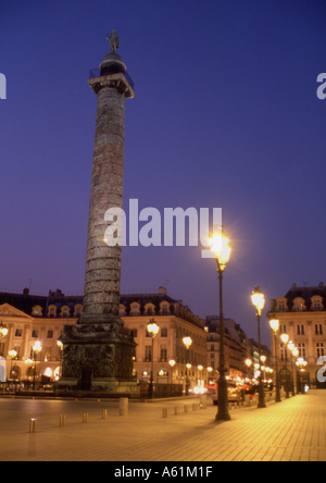 Der Place Vendôme beleuchtet in der Abenddämmerung Stockfoto