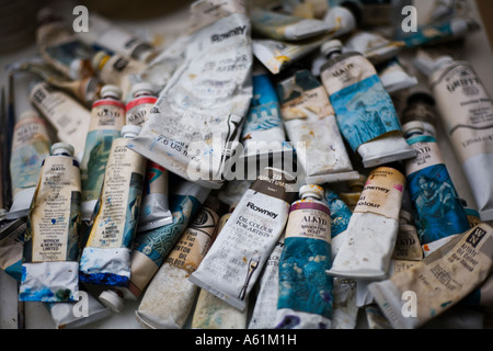 Künstleratelier mit Farben und Pinsel Stockfoto