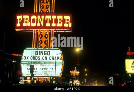 Glücksspiel im Frontier Hotel in der Wüste Nevada Las Vegas in der Nacht mit der Neon-Licht und Energie in den USA spannende Stockfoto