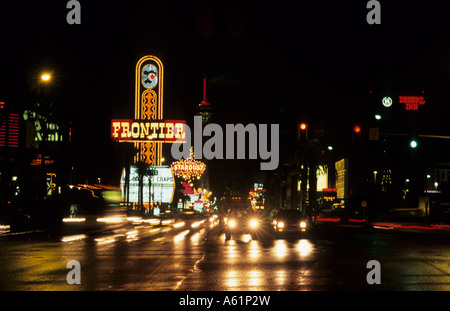 Glücksspiele auf dem Strip im Frontier Hotel in der Wüste spannende Las Vegas Nevada in der Nacht mit der Neon-Licht und Energie Stockfoto