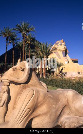 Glücksspiel im berühmten gehobenen Luxor Hotel auf dem Strip in der Wüste des aufregenden Las Vegas Nevada und Energie in den USA Stockfoto