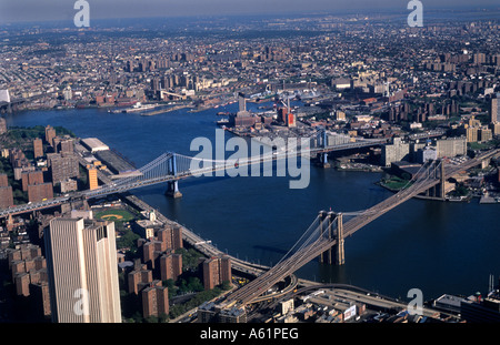 Die Schönheit der die berühmte Brooklyn Bridge und dem East River von oben Birdseye Blick in New York City USA Stockfoto