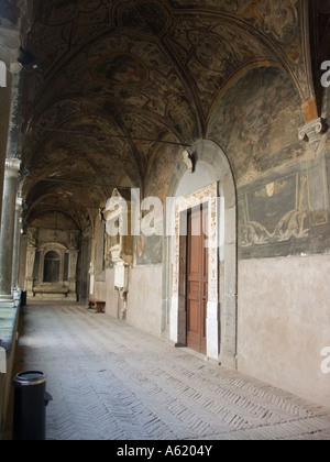 Freskomalerei von Simone Papa, die das Leben des Heiligen San Giacomo La Marca in der Cloisty von Sant Maria la Nova Church Stockfoto