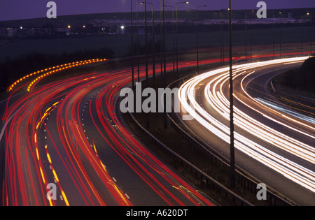 Verkehr-Scheinwerfer-Wanderwege in der Abenddämmerung auf der M62 Leeds Yorkshire UK Stockfoto