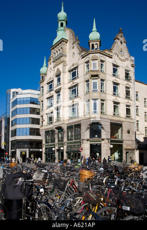 Straßenszene mit abgestellten Fahrrädern in Kopenhagen Stockfoto