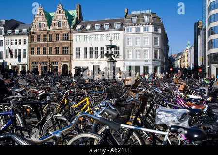 Straßenszene mit abgestellten Fahrrädern in Kopenhagen Stockfoto