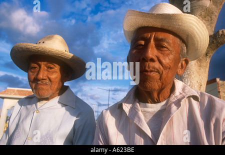 Mexiko Yucatan Hoctun zwei ältere Männer Hüte Kopf und Schulter Portraits ein leicht hinter anderen lächelnd Stockfoto