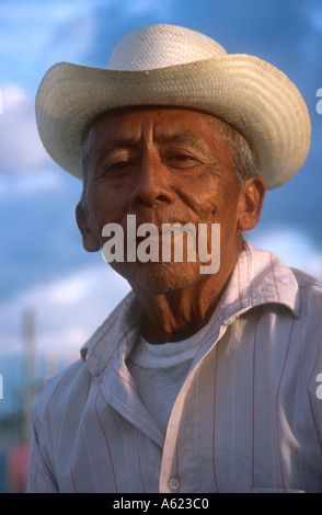 Mexiko Yucatan Hoctun Lächeln ältere Männer im Kopf und Schultern Porträt Hut Stockfoto