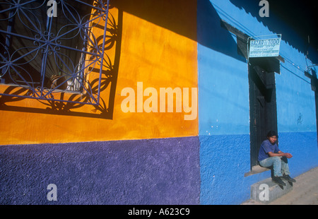 Mexiko-Chiapas San Cristobal de Las Casas Teil Blick auf bunte Gebäude in Rechtecke von Ocker blau und lila lackiert Stockfoto