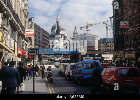 Verkehr in der Stadt, Ludgate Hill, City of London, London, England Stockfoto