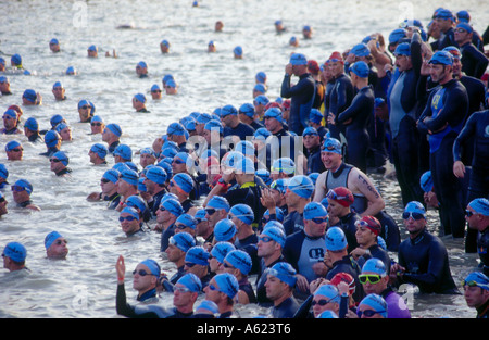 Masse der Triathletics Schwimmen im Wasser für triathlon Stockfoto