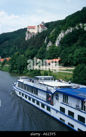 Ausflugsboot im Fluss, Donau, Bayern, Deutschland Stockfoto