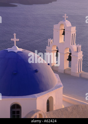 Griechenland Kykladen-Inseln Santorin Kirche Thira Detail der blau-weißen Kuppel und Glockenturm Kirchturm in der Dämmerung mit dem Meer unten Stockfoto