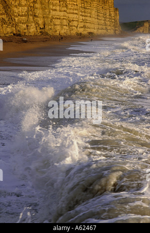 ENGLAND Dorset West Bay Chesil Bank mit Wellen brechen sich am Kiesstrand unterhalb der Klippen. Stockfoto