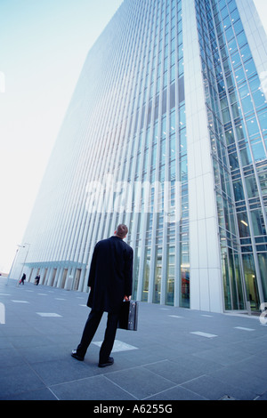 Geschäftsmann außerhalb London Office Blocks Stockfoto