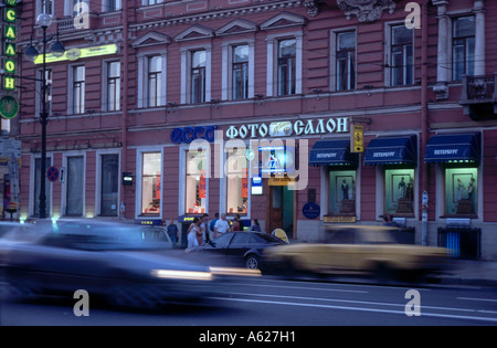 Autos bewegen auf Straße in der Stadt, St. Petersburg, Russland Stockfoto