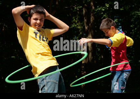 zwei jungen mit Hula Hoop Reifen Stockfoto