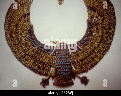 Detail der Halskette mit einem Geier aus Grab von Tutankhamen ägyptische Museum of Antiquities Cairo-Ägypten Stockfoto