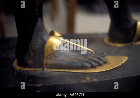 Nahaufnahme des Fußes der vergoldete Holzstatue ägyptische Museum of Antiquities Cairo Egypt Stockfoto