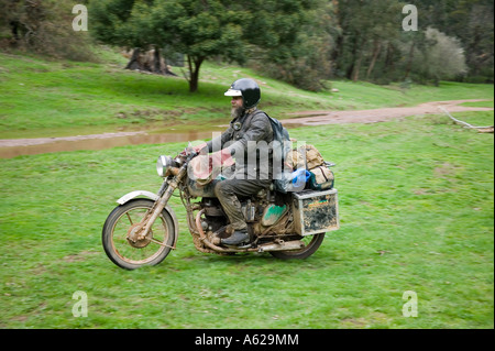 Cross-Country-Biker mit Seitenwagen Stockfoto