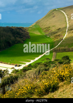 Parkplatz West Lulworth und Pfad Klettern hinauf den Berg in Richtung Durdle Door gesehen von South West Coast Path Dorset UK März 2007 Stockfoto