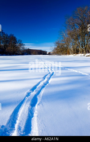 Fußabdrücke auf dem frischen weißen Schnee in Ukraine Osteuropa O Iwantschenko Stockfoto