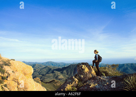 Wanderer stehen auf Sandstein Peak, mit Blick auf den Pazifischen Ozean, Backbone trail Santa Monica Mountains National Recreation Area Kalifornien Stockfoto