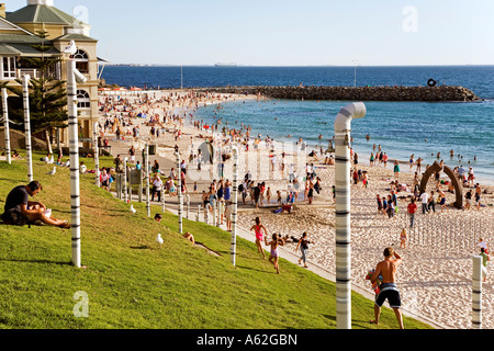 Gesamtansicht der Skulptur durch das Meer-Ausstellung, Cottesloe Beach Perth Western Australia Stockfoto