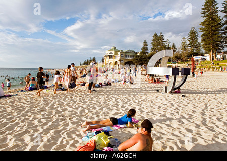 Gesamtansicht der Skulptur durch das Meer-Ausstellung, Cottesloe Beach Perth Western Australia Stockfoto