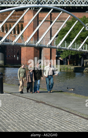 Familie spazieren und erkunden Castlefield einem historischen Teil von Manchester Stockfoto