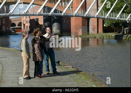 Familie spazieren und erkunden Castlefield einem historischen Teil von Manchester Stockfoto