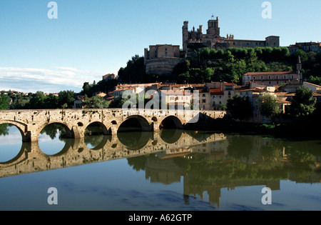 Beziers, Stadtansicht, Vue De La Cathédrale Saint-Nazaire et du Vieux Pont Sur l'Orb Stockfoto